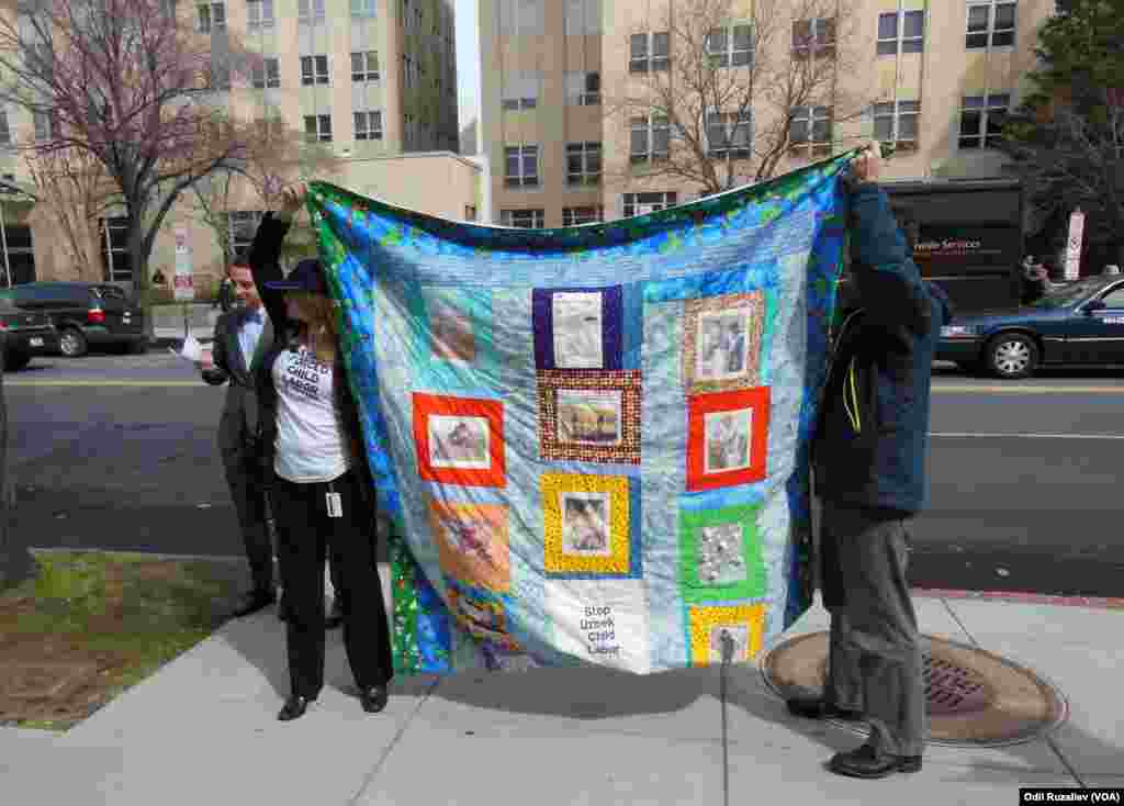 O&rsquo;zbek paxtasidan tayyorlangan va paxta dalalarida mehnat qilayotgan bolalarning tasviri tushirilgan choyshab Vashingtondagi namoyishda qo&#39;l keldi