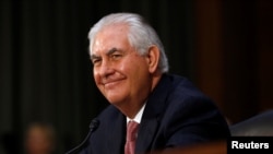 Rex Tillerson memberikan keterangan di hadapan Komite Hubungan Luar Negeri Senat AS di Washington DC, 11 Januari 2017 (Foto: dok). 