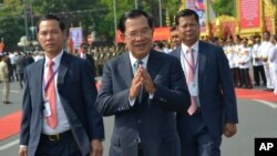 훈센 캄보디아 총리(가운데)가 지난 9일 프놈펜에서 열린 제66주년 독립 기념식에 참석했다.