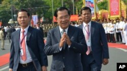 Cambodian Prime Minister Hun Sen, center, greets his government officers during the country's 66th Independence Day from France, at the Independence Monument in Phnom Penh, Nov. 9, 2019. 