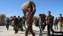 Para migran Afghan memasuki wilayah Afghanistan setelah meninggalkan Iran di perbatasan Islam Qala di Provinsi Herat, 5 November 2012. 