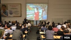 '평양의 시간은 서울의 시간과 함께 흐른다'의 저자 진천규 기자가 8일 열린 강연회에서 북한 주민들의 일상에 대해 설명하고 있다.