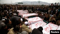 Warga Syiah mulai menguburkan jenazah para korban serangan bom Sabtu lalu, di sebuah pemakaman umum di Quetta, 20 February 2013. (REUTERS/Naseer Ahmed).