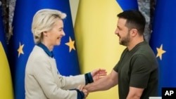 Ursula von der Leyen, predsjednica Evropske komisije, rukuje se s ukrajinskim predsjednikom Volodymyrom Zelenskyyjem, nakon zajedničke konferencije za novinare u Kijevu, Ukrajina, 20. septembra 2024.