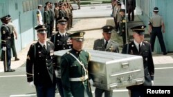 지난 1998년 7월 유엔사 경비대가 경기도 파주 판문점 군사분계선에서 북한군으로부터 넘겨 받은 미군 유해를 운구하고 있다. 