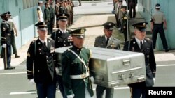 지난 1998년 7월 유엔사 경비대가 경기도 파주 판문점 군사분계선에서 북한군으로부터 넘겨 받은 미군 유해를 운구하고 있다. (자료사진)