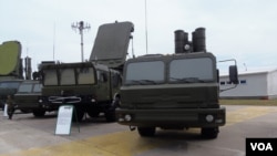 2014年莫斯科武器展中展出的S-400防空导弹和相应雷达系统。