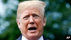 도널드 트럼프 미국 대통령이 23일 백악관 남쪽 잔디광장인 사우스론에서 전용헬기 '마린원'에 탑승하기에 앞서 기자들의 질문에 답하고 있다.