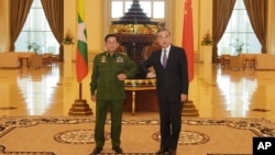 រូបឯកសារ៖ មេបញ្ជាការកងទ័ព​មីយ៉ាន់ម៉ា ដែល​បច្ចុប្បន្ន​ជា​មេដឹកនាំ​ថ្មី​របស់​ប្រទេស គឺ​លោក​ឧត្តមសេនីយ៍ Min Aung Hlaing និងលោក Wang Yi រដ្ឋមន្ត្រី​ការបរទេស​ចិន ថតរូប​ជុំគ្នា​ក្នុង​អំឡុងពេល​កិច្ចប្រជុំ​របស់​ពួកអស់លោក​នៅ​រដ្ឋធានី​ណៃពិដោរ មីយ៉ាន់ម៉ា​កាលពី​ថ្ងៃទី១២ ខែមករា ឆ្នាំ២០២១។