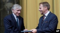 Philip Kennicott, dari harian Washington Post (kanan) menerima penghargaan Pulitzer tahun lalu (foto: dok). 