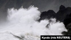 Ombak pasang yang dipicu Badai Haishen menerjang pantai Pulau Amami-Oshima di Prefektur Kaghoshima, Jepang, 5 September 2020. (Foto: Kyodo via Reuters)