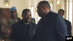 Le président Joseph Kabila (à gauche) et Jean-Pierre Bemba se serrent la main après s'être entretenus au bureau présidentiel, le 07 novembre 2006,