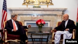 Menteri Luar Negeri John Kerry (kiri) bertemu dengan Presiden Afghanistan Hamid Karzai di Kabul (11/10). (Reuters/Jacquelyn Martin) 