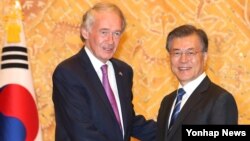 미 의회 초당파 상하원 의원단을 이끌고 한국을 방문한 상원 외교위원회 동아태소위 에드워드 마키 의원(왼쪽)이 21일 청와대에서 문재인 한국 대통령과 만나 악수하고 있다.