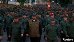 Maduro défile aux côtés de l'armée à Caracas au Venezuela le 2 mai 2019.