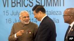 នាយក​រដ្ឋ​មន្រ្តី​ឥណ្ឌា​ Narendra Modi (រូប​ឆ្វេង) និយាយ​ជាមួយ​ប្រធានាធិបតី​ចិន Xi Jinping នៅ​ពេល​ចូល​កិច្ច​ប្រជុំ​កំពូល BRICS នៅ​ក្នុង​ក្រុង Fortaleza ប្រទេស​ប្រេស៊ីល កាលពី​ថ្ងៃទី​១៥​ ខែកក្កដា ឆ្នាំ២០១៤។