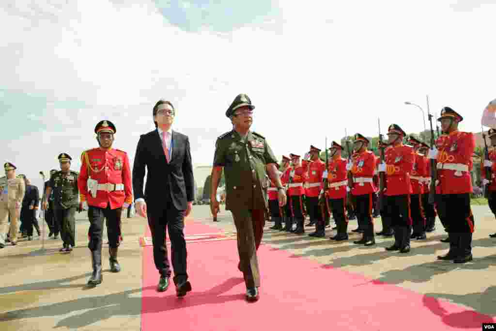 លោក​នាយឧត្ដមសេនីយ៍ ប៉ុល សារឿន និង លោក​ Alexandre Huynh តំណាង​របស់​អង្គការ​សហប្រជា​ជាតិ​ចូលរួមក្នុងពិធីជូនដំណើរដល់កងកម្លាំងមួកខៀវកម្ពុជាចំនួន&nbsp;៤២៨នាក់&nbsp;ដែលនឹងចេញដំណើរទៅចូលរួមបេសកកម្មរក្សាសន្តិភាពក្នុងប្រទេសម៉ាលី និងប្រទេសស៊ូដង់ខាងត្បូង នាមូលដ្ឋានទ័ពអាកាសពោធិ៍ចិនតុង&nbsp;រាជធានីភ្នំពេញ&nbsp;ថ្ងៃទី៣ ខែឧសភា&nbsp;ឆ្នាំ២០១៨។&nbsp; (អូន ឆេងប៉រ/VOA)&nbsp;