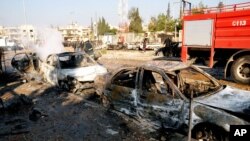 A supporter walks in front of a row of motorized rickshaws covered with banners supporting the 23 defendants in Phnom Penh, Cambodia, May 30, 2014. (Robert Carmichael/VOA)