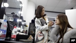 23岁的张琪格准备从上海的一处网络演播室开始她的视频直播。（2016年2月19日）