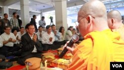 ប្រធាន​ស្តីទី​នៃ​គណបក្ស​ជំទាស់​លោក កឹម សុខា បង្ហាញ​វត្តមាន​ជា​សាធារណៈ​ដ៏​កម្រ ក្រោយពី​មាន​ការប៉ុនប៉ង​ចាប់ខ្លួន និង​រងបណ្ដឹង​ផ្លូវច្បាប់​ដ៏​ចម្រូងចម្រាស នៅក្នុង​ពិធី​រំឭក​វិញ្ញាណក្ខ័ន្ធ​ជនរងគ្រោះ​ក្នុង​ព្រឹត្តិការណ៍​ខែកក្កដា ឆ្នាំ១៩៩៧ នៅ​ទីស្នាក់ការ​កណ្ដាល​គណបក្ស​សង្គ្រោះ​ជាតិ​ក្នុង​ក្រុង​ភ្នំពេញ កាលពី​ថ្ងៃទី៦ ខែកក្កដា ឆ្នាំ២០១៦។ (ហ៊ាន សុជាតា/VOA)