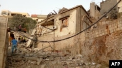 Seorang pria Lebanon berjalan melewati rumah-rumah yang hancur menyusul serangan udara Israel yang ditargetkan di Desa Khiam, Lebanon selatan, dekat perbatasan Lebanon-Israel pada 21 Juni 2024. (Foto: AFP)