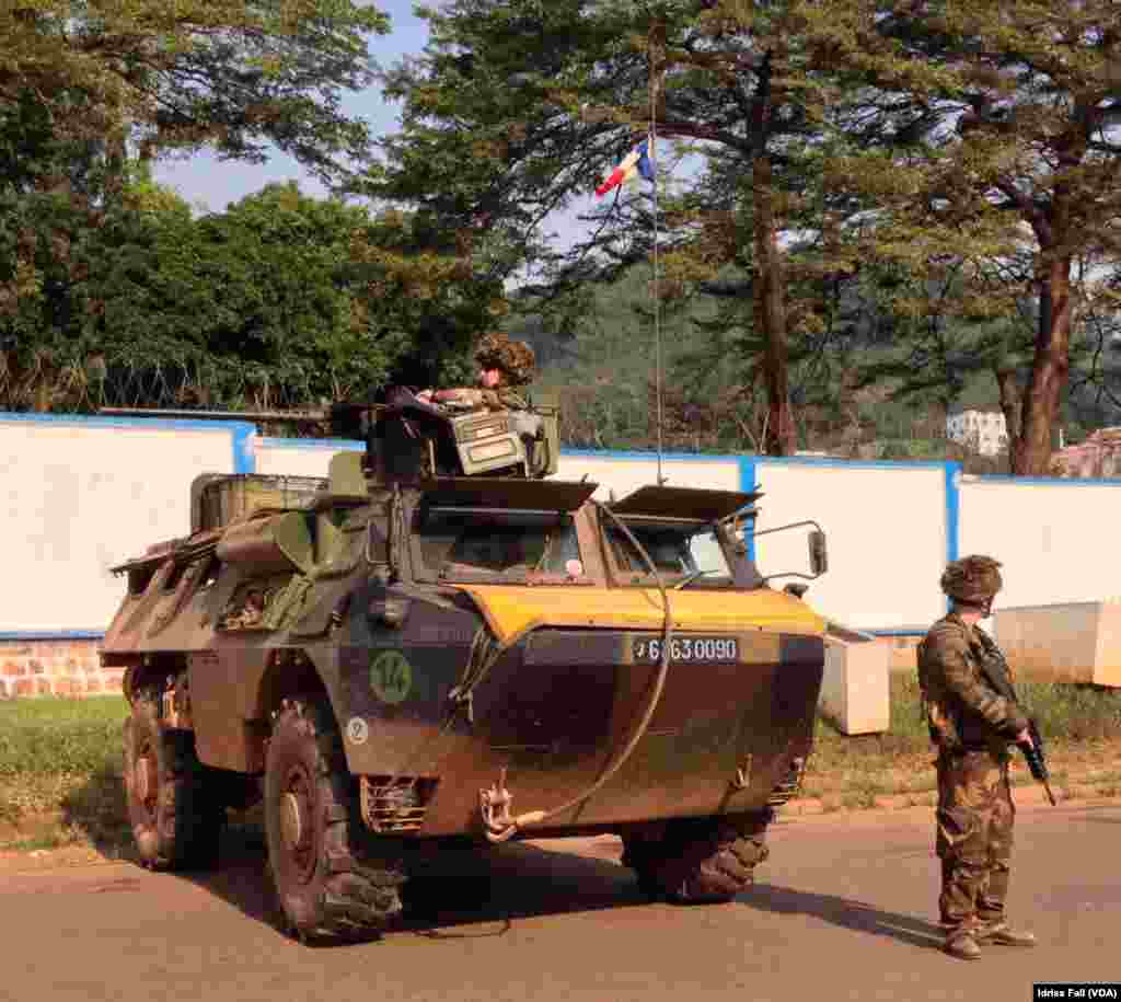 French soldiers stand guard at a checkpoint in Bangui, Central African Republic, Dec. 22, 2013. Idriss Fall/VOA