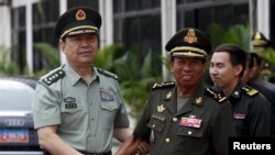 រូបឯកសារ៖ រដ្ឋមន្រ្តី​ការពារ​ប្រទេស​ចិន លោក Chang Wanquan (ឆ្វេង) ចាប់​រលាក់ដៃ​ជាមួយ​លោក​នាយ​ឧត្តម​សេនីយ៍​ ទៀ​ បាញ់ មុន​កិច្ច​ប្រជុំ​នៅ​ឯ​ក្រសួង​ការពារ​ជាតិ​កម្ពុជា​ក្នុង​រាជធានី​ភ្នំពេញ​នៅ​ថ្ងៃទី ៦ខែ វិច្ឆិកា ឆ្នាំ២០១៥។