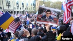 معترضان عکس‌هایی از میخائیل ساکاشویلی رئیس جمهوری سابق این کشور را به همراه داشتند.