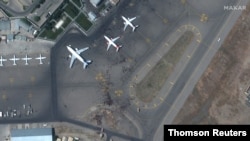 탈레반이 아프가니스탄 정권을 장악하자 국외로 탈출하려는 주민들이 16일 카불 공항의 항공기 계류장에 모여들고 있다.