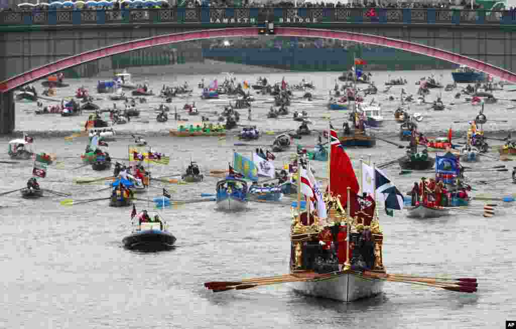 Kapal bernama &#39;The Gloriana&#39; memimpin iring-iringan di sungai Thames.