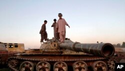 Afg'on bolalari eski sovet tanki ustida o'ynamoqda. Qandahor. 1-oktabr 2013-yil