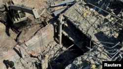 Anggota layanan darurat berdiri di lokasi hotel yang terkena rudal di Kramatorsk, wilayah Donetsk, setelah otoritas setempat mengatakan Rusia melancarkan beberapa serangan di wilayah Ukraina, di tengah serangan Rusia terhadap Ukraina, 25 Agustus 2024. (Foto: Reuters)