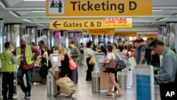 ARHIVA: Putnici na jednom od američkih aerodroma.