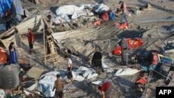 Des Palestiniens inspectent les dégâts au camp de déplacés d'Al-Mawassi dans la bande de Gaza, le 10 septembre 2024. Bashar Taleb / AFP