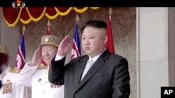 지난 25일 평양 김일성광장에서 열린 대규모 열병식에
김정은 북한 국무위원장이 양복 차림 참석했다.