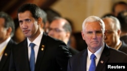 美国副总统彭斯和得到多国承认的委内瑞拉临时总统瓜伊多在哥伦比亚波哥大参加利马集团会议。(2019年2月25日)