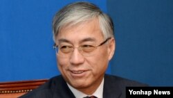 추궈홍 주한중국대사가 23일 한국 국회에서 더불어민주당 김종인 비상대책위 대표를 만나 미국의 사드(THAAD) 한반도 배치가 한·중 관계를 순식간에 파괴할 수 있다고 밝히고 있다.