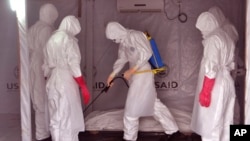 Des travailleurs de la santé à Monrovia (AP)