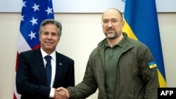 토니 블링컨(왼쪽) 미 국무장관이 6일 우크라이나를 전격 방문해 데니스 슈미할 총리와 회동하고 있다. 