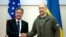 토니 블링컨(왼쪽) 미 국무장관이 6일 우크라이나를 전격 방문해 데니스 슈미할 총리와 회동하고 있다. 