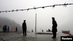 Tentara China berjaga di puncak gunung Nathu La, antara Tibet dan negara bagian Sikkim di India bagian timur laut, 6 Juli 2006. (Foto: dok).