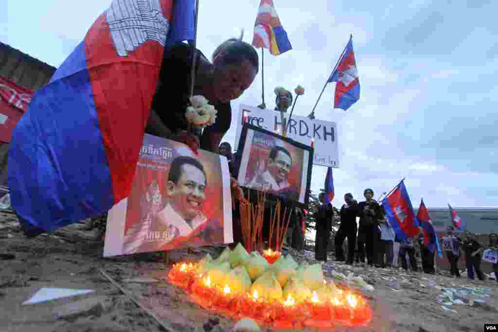 ក្រុម​សហគមន៍​មាន​ជម្លោះដីធ្លី​នៃ​សហគមន៍​បឹង​កក់ធ្វើ​យុទ្ធនាការ​&laquo;​ថ្ងៃច័ន្ទ​ពណ៌ខ្មៅ​&raquo;​នៅ​ថ្ងៃ​ច័ន្ទ ទី​០១ ខែ​សីហា​ ឆ្នាំ​២០១៦​ ដើម្បី​គោរពវិញ្ញាណក្ខន្ធ​សព​អ្នក​វិភាគ​ការអភិវឌ្ឍន៍​សង្គម​លោក ​កែម​ ឡី​ ដែល​ត្រូវ​ឃាតករ​បាញ់​សម្លាប់​កាលពី​ថ្ងៃទី​១០ ​ខែ​កក្កដា ​និង​ឲ្យ​មាន​ការ​ដោះលែង​មន្រ្តី​សិទ្ធិមនុស្ស​ចំនួន​បួន​រូប និង​មន្ត្រី ​គ.ជ.ប មួយរូប​ដែល​ជាប់​ពន្ធនាគារ​តាំង​ពី​ដើម​ខែ​ឧសភា​កន្លង​មក។ (ឡេង​ឡែន/VOA)