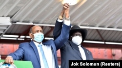 Le général Abdel Fattah al-Burhan, chef du Conseil souverain du Soudan, et le président du Sud-Soudan, Salva Kiir, se tiennent la main à Juba, au Sud-Soudan, le 3 octobre 2020.