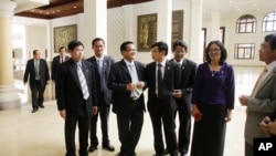 Cambodia's opposition Cambodia National Rescue Party (CNRP) lawmaker members talk during a lunch break inside the National Assembly in Phnom Penh, Cambodia, Tuesday, Nov. 22, 2016.