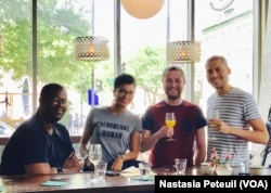 Jean-Philippe, Audrey, Vincent et Emmanuel sont heureux de la victoire d'Emmanuel Macron à La Jambe, à Washington DC, le 7 mai 2017. (VOA/Nastasia Peteuil)