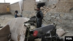 Sebuah helikopter NATO yang membawa 12 tentara Turki jatuh menimpa rumah di pinggir ibukota Kabul (16/3).