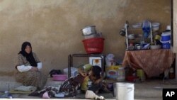 Sebuah keluarga Suriah yang mengungsi ke sebuah sekolah di kota Kafr Hamra, sekitar 10 kilometer dari Aleppo (foto: Dok).