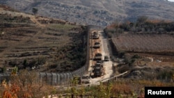 Izraelski vojnici voze se okupljaju u blizini linije prekida vatre između Sirije i Golanske visoravni pod izraelskom okupacijom, 9. decembar 2024. (Foto: REUTERS/Ammar Awad)