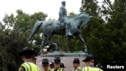 Virginia State Troopers stand under a statue of Robert E. Lee before a white supremacists rally in Charlottesville, Virginia, U.S., August 12, 2017. (REUTERS/Joshua Roberts)