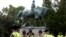 កងកម្លាំង​សន្តិសុខ​របស់​រដ្ឋVirginia ឈរ​នៅ​ពី​ក្រោម​រូប​សំណាក​របស់​លោក Robert E. Lee មុន​ពេល​មាន​ការ​ប្រមូល​ផ្តុំ​របស់​អ្នក​ជាតិ​និយម​ស្បែក​ស​នៅ​ក្នុង​ក្រុង Charlottesville រដ្ឋ Virginia សហរដ្ឋ​អាមេរិក កាលពី​ថ្ងៃទី១២ ខែសីហា ឆ្នាំ២០១៧។